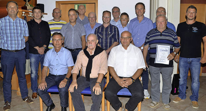 Die bei der Generalversammlung des SVE-Endingen geehrten Vereinsmitglieder. Vordere Reihe sitzend die Ehrenmitglieder (von links), Kurt Hügel, Carlo Meyer daneben Dieter Griebel. Ganz links (stehend und mit blauem Hemd) Michael Wunderlich der mit „Vize“ Jörg Piefke die Ehrungen vorgenommen hat. Foto & Bericht: Roland Vitt